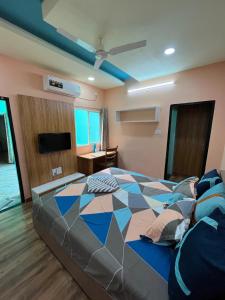 een slaapkamer met een groot bed in een kamer bij Vinayak Homestays in Bhopal