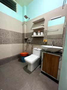 een badkamer met een toilet en een wastafel bij Vinayak Homestays in Bhopal