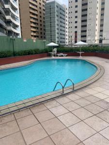 una grande piscina in un edificio con edifici alti di Apartamento Porto de Iracema a Fortaleza