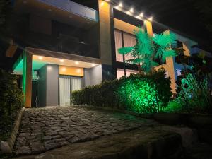 un edificio di notte con un sentiero in pietra davanti di DSF Villas & SPA A4 a Sapanca