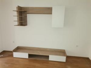 un banco de madera en una habitación con una pared blanca en Haus Im Zentrum R 6 Schlafzimmer 10 Pax en Szombathely