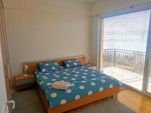 um quarto com uma cama com uma mala em Villa Kalina em Ohrid