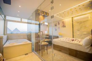 New Comfort Inn Giza في القاهرة: غرفة مع دش وسرير وحوض استحمام