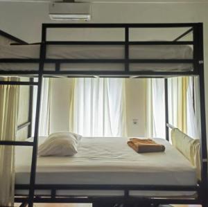 łóżko piętrowe z ręcznikiem na górze w obiekcie Bali Telaga Hati Yoga Healty And Retreat Center w mieście Sanur