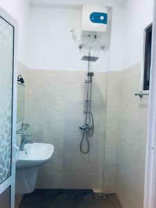 uma casa de banho com um chuveiro e um lavatório. em Center Point Villa Unawatuna em Unawatuna