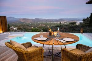 una mesa y sillas con vistas a la piscina en AZIZA luxury suite en Tolón