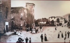 una vecchia foto in bianco e nero di un gruppo di persone di Torre degli Arduini, San Giacomo, Spoleto a San Giacomo