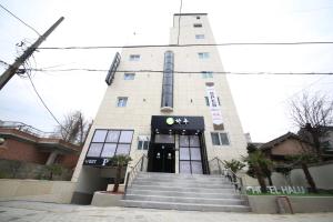 budynek ze schodami prowadzącymi do drzwi w obiekcie HARU Hotel w mieście Changwon