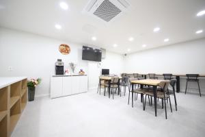 un restaurante con mesas y sillas en una habitación en HARU Hotel en Changwon