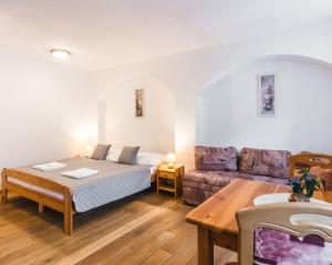 ein Schlafzimmer mit einem Bett, einem Sofa und einem Tisch in der Unterkunft Pension Krumau in Český Krumlov