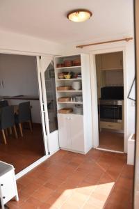 uma cozinha com uma porta aberta para uma sala de jantar em Apartamento Castillo mit Meeresblick em Calpe