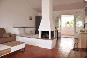 uma sala de estar com lareira e sofá em Apartamento Castillo mit Meeresblick em Calpe