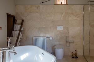 a bathroom with a bath tub and a toilet at Number 10 Locanda B&B in Belvedere Langhe