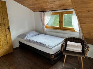 Postel nebo postele na pokoji v ubytování Hamerská chaloupka