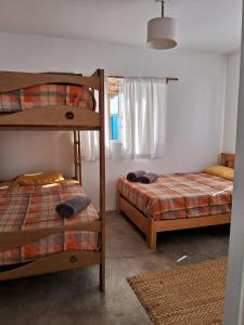 1 dormitorio con 2 literas y ventana en Cabañas de Punta Negra en Punta Negra