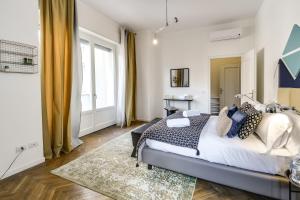 una camera con un letto e una grande finestra di Sweet Inn - Ariberto a Milano