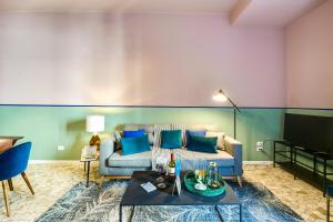ein Wohnzimmer mit einem Sofa und einem TV in der Unterkunft Sweet Inn - Ariberto in Mailand