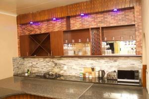 Dapur atau dapur kecil di Falcon Lodge (S)