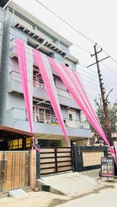 una cometa rosa está volando delante de un edificio en Boutique Hotel vivaan suites en Noida