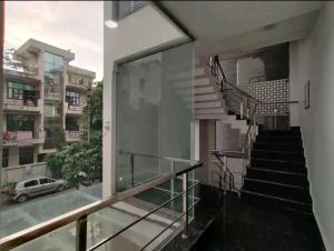balcón con escalera y vistas a un edificio en Boutique Hotel vivaan suites en Noida