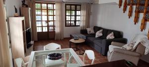 - un salon avec un canapé et une table dans l'établissement Chalet junto al mar con jardín privado, à La Cala de Mijas