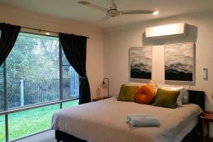 Ένα ή περισσότερα κρεβάτια σε δωμάτιο στο Deluxe Fully Air-conditioned 4BR House with Movie & Family Room