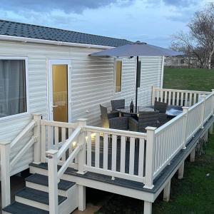 Balkoni atau teres di Hot Tub Breaks at 35 Merlin Point Tattershall