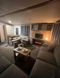 Ruang duduk di Hot Tub Breaks at 35 Merlin Point Tattershall +14 gambar
