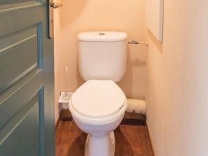 a white toilet in a small bathroom with a door at Charmant T2 avec grande terrasse, proche télécabines et commerces, parking inclus - FR-1-330F-43 in Serre Chevalier
