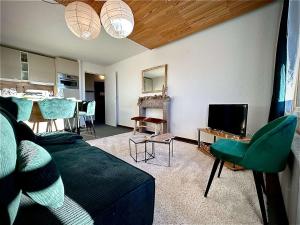 a living room with a couch and a television at Appartement Montgenèvre, 2 pièces, 6 personnes - FR-1-330D-52 in Montgenèvre