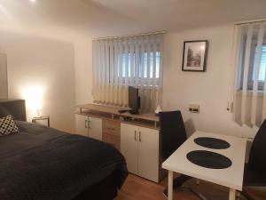 a bedroom with a bed and a desk with a computer at Bonitoapartamento-Vienna in Vienna