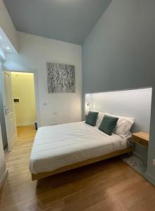 1 dormitorio con 1 cama blanca grande con almohadas verdes en Piazza del Popolo Luxury Apartament, en Roma
