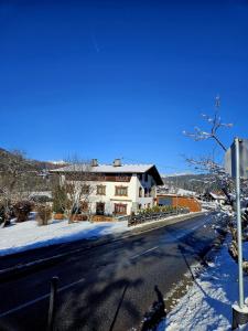 Der Swimmingpool an oder in der Nähe von Ferienwohnung Haus Scholl