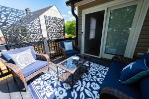 een patio met stoelen en een salontafel op een veranda bij Prime location that feels like home away from home in Greensboro