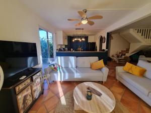 TV a/nebo společenská místnost v ubytování Villa Papaye Les Pieds Dans L'eau Orient Bay Saint Martin