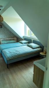 1 Schlafzimmer mit 2 Betten und einer Treppe in der Unterkunft Villa Wolde, Luxe villa (10p.) met Hottub in Zeewolde