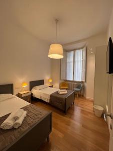 1 dormitorio con 2 camas y ventana grande en Piazza del Popolo Luxury Apartament, en Roma
