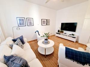 ein Wohnzimmer mit einer weißen Couch und einem Tisch in der Unterkunft Villa Celine in Klorakas