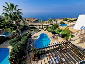 eine Luftaufnahme eines Resorts mit Pool und Meer in der Unterkunft Villa Celine in Klorakas