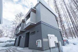 倶知安町にあるQueens Park CK VILLAGE Niseko Hirafuの雪の小さな建物