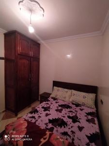 1 dormitorio con 1 cama y vestidor en Maison Lahoucine en Sidi Ifni