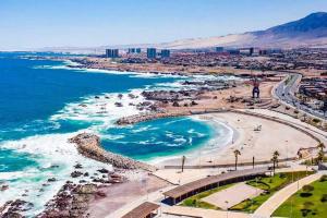 an aerial view of a beach and the ocean at Departamento moderno, vista al mar y estacionamiento incluido in Antofagasta
