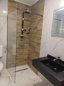 een badkamer met een douche en een zwarte wastafel bij Villa Anri in Mostar