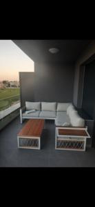 uma sala de estar com um sofá e duas mesas em City Luxe Apartment em Čakovec