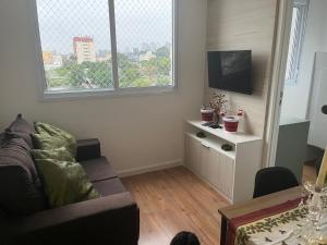 Svetainės erdvė apgyvendinimo įstaigoje Apartamento no Morumbi