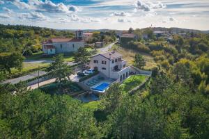 una vista aérea de una gran casa blanca en una colina en Luxury Villa Gradin, en Gračišče