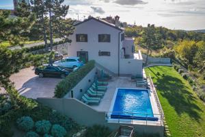 Výhled na bazén z ubytování Luxury Villa Gradin nebo okolí
