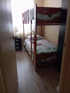Cette chambre comprend deux lits superposés et un lit. dans l'établissement Lindo Apartamento en Condominio Privado, à Lima