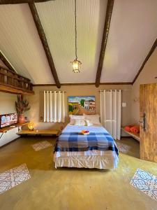ein großes Schlafzimmer mit einem Bett in der Mitte in der Unterkunft Quinta dos Laranjais Chalés in Viçosa do Ceará