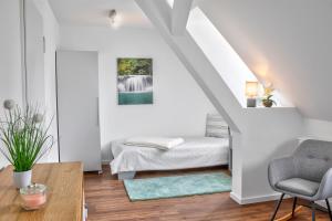 a living room with a bed and a table at Schloß Falkenhaus in Bad Berneck im Fichtelgebirge